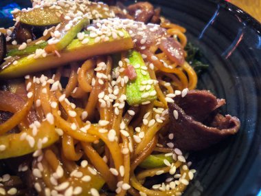 Biftekli lezzetli soba eriştesi.