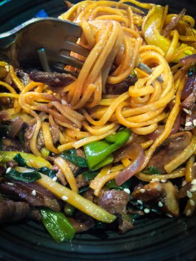 Biftekli lezzetli soba eriştesi.
