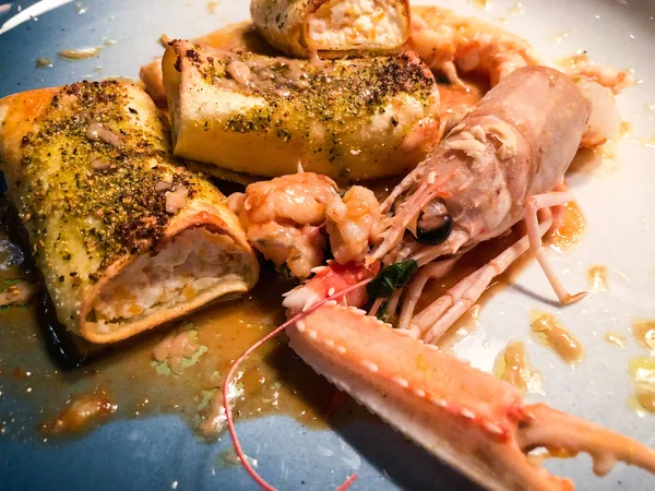 Lezzetli peynirli ve baharatlı doldurulmuş kalamar.