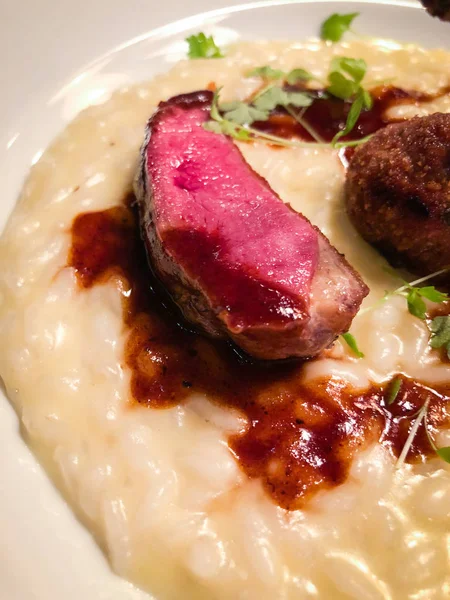 Medium Rare Fried Pigeon Dish Risotto — Stock Photo, Image