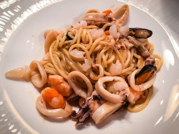 Смешать Итальянские Спагетти Морепродуктов Свежими Ингредиентами — стоковое фото