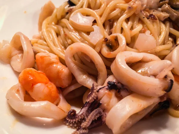 이탈리아 스파게티에 재료를 섞는다 — 스톡 사진
