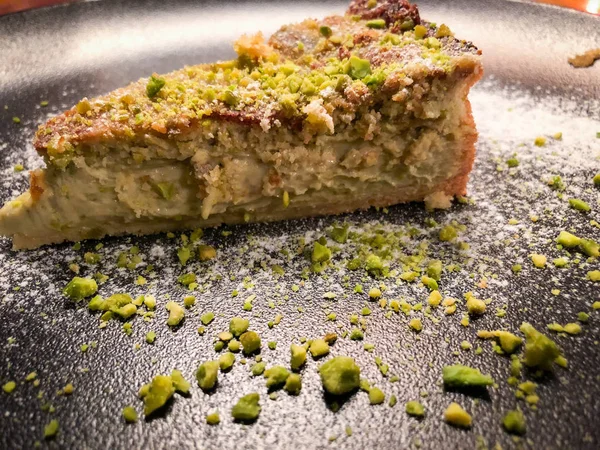 Ev yapımı şam fıstıklı kek. Yakın plan.