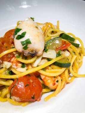 Lezzetli malzemeli taze deniz ürünleri spagettisi.