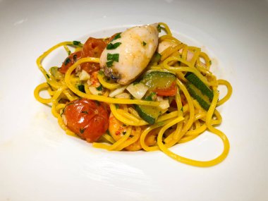 Lezzetli malzemeli taze deniz ürünleri spagettisi.