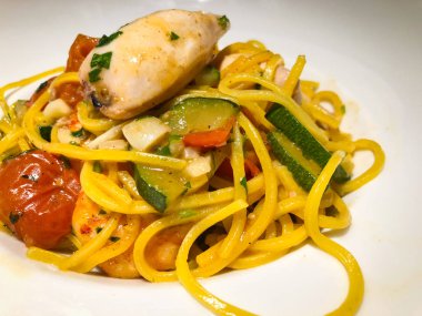 Lezzetli malzemeli taze deniz ürünleri spagettisi.