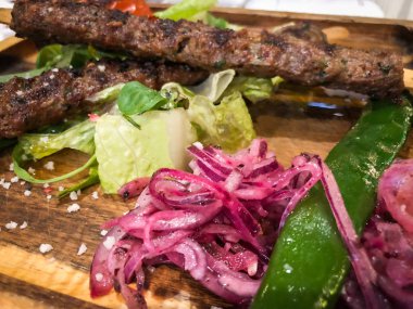 Izgara sebzeli adana kebabı.