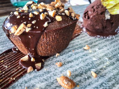 Lav keki, fıstık ve vanilyalı dondurma.