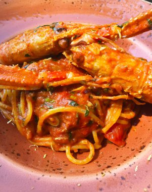 Taze malzemeli lezzetli ıstakoz spagettisi.