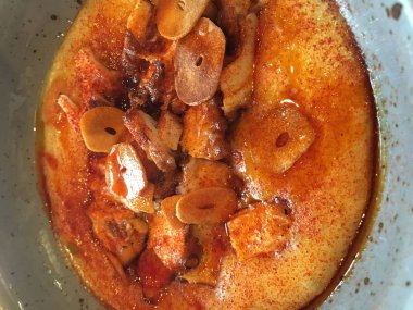 Kereviz püresi ve sarımsaklı baharatlı ahtapot.