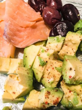 Taze kahvaltıyı karıştır - haşlanmış yumurta, avokado, zeytin ve sigara somonu