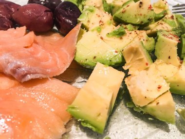 Taze kahvaltıyı karıştır - haşlanmış yumurta, avokado, zeytin ve sigara somonu