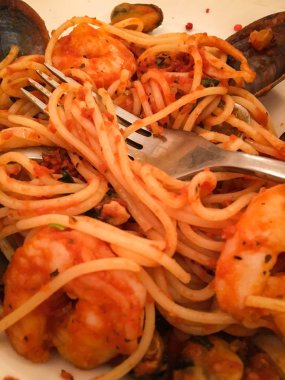 Sebze ve baharatlı taze deniz ürünleri spagettisi.