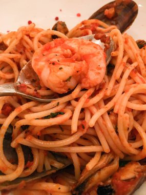 Sebze ve baharatlı taze deniz ürünleri spagettisi.