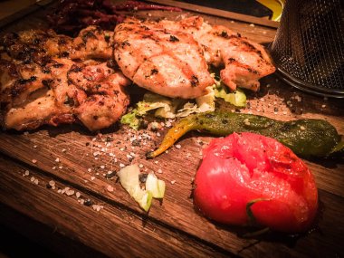 Izgara et ve sebzeleri karıştır. 