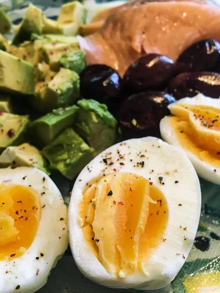 Wymieszać Świeże Śniadanie Gotowane Jajka Awokado Oliwki Wędzone Łososie — Zdjęcie stockowe