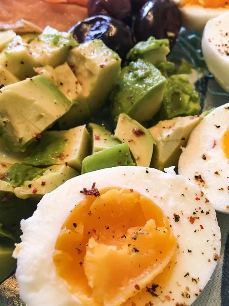 Mezcla Desayuno Fresco Huevos Cocidos Aguacate Aceitunas Salmón Ahumado — Foto de Stock