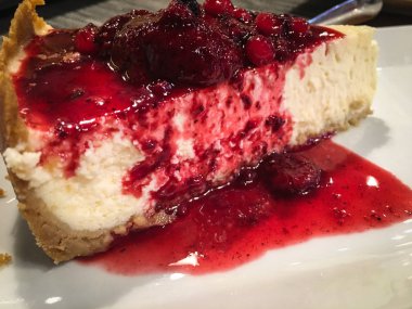 Meyve soslu ev yapımı peynirli kek.