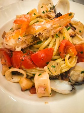 Lezzetli taze İtalyan spagettisi ve deniz ürünleri.