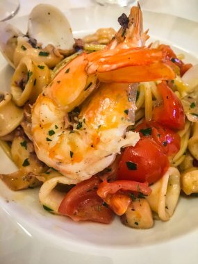 Lezzetli taze İtalyan spagettisi ve deniz ürünleri.