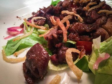 Lezzetli çıtır ördek salatası