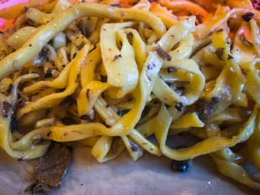 Yer mantarlı İtalyan makarnası.