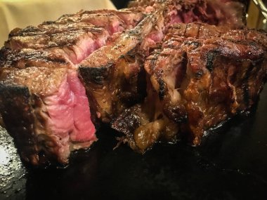 Az pişmiş ızgara et kazığı.