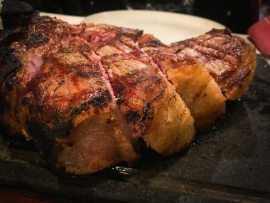 Az pişmiş ızgara et kazığı.