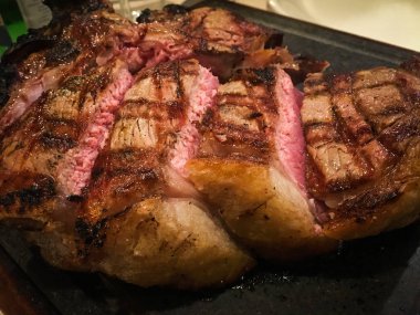 Az pişmiş ızgara et kazığı.