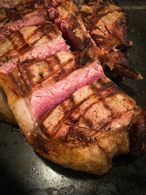 Az pişmiş ızgara et kazığı.