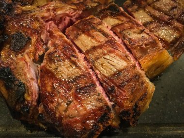 Az pişmiş ızgara et kazığı.