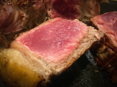 Az pişmiş ızgara et kazığı.