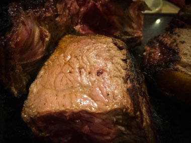 Az pişmiş ızgara et kazığı.