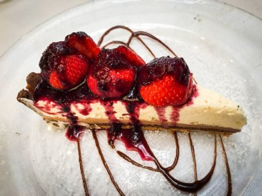 Lezzetli ev yapımı peynirli kek ve taze çilek.