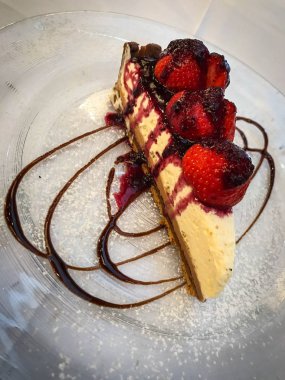 Lezzetli ev yapımı peynirli kek ve taze çilek.