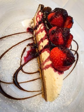 Lezzetli ev yapımı peynirli kek ve taze çilek.