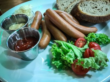 Taze yaban turpu ve hardallı geleneksel sosisler