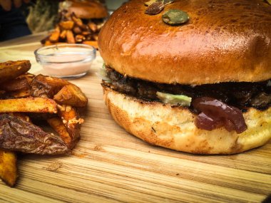 Lezzetli ev yapımı sığır burger ve patates kızartması