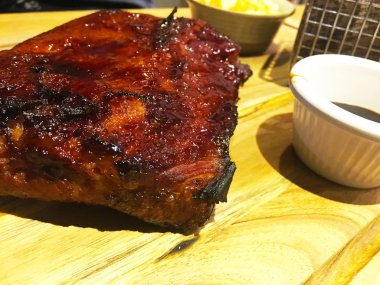 Izgara pirzola ve barbekü sosu.