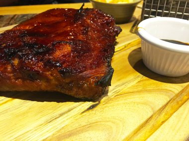 Izgara pirzola ve barbekü sosu.