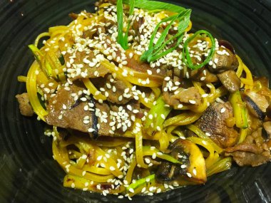 Taze sebzeli lezzetli etli şehriye, biftek ve baharat - soba eriştesi