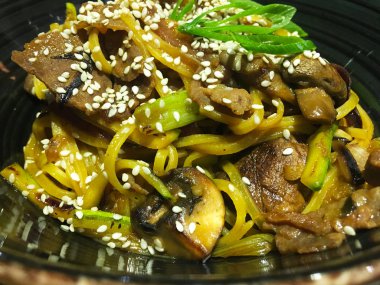 Taze sebzeli lezzetli etli şehriye, biftek ve baharat - soba eriştesi