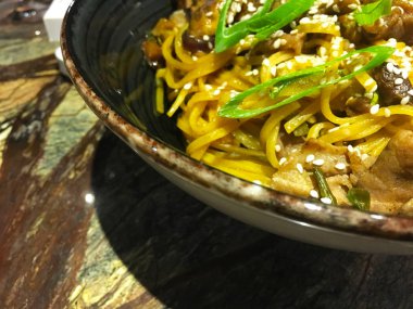 Taze sebzeli lezzetli etli şehriye, biftek ve baharat - soba eriştesi