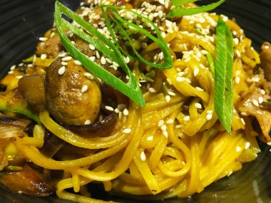 Taze sebzeli lezzetli etli şehriye, biftek ve baharat - soba eriştesi