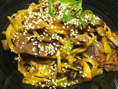 Taze sebzeli lezzetli etli şehriye, biftek ve baharat - soba eriştesi