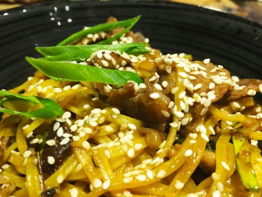 Taze sebzeli lezzetli etli şehriye, biftek ve baharat - soba eriştesi