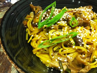 Taze sebzeli lezzetli etli şehriye, biftek ve baharat - soba eriştesi