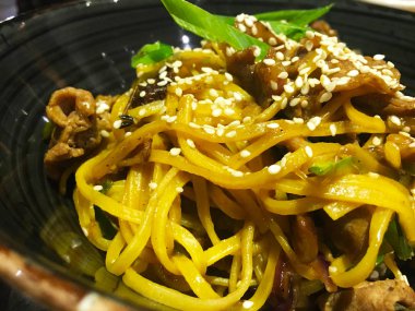 Taze sebzeli lezzetli etli şehriye, biftek ve baharat - soba eriştesi