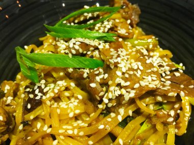 Taze sebzeli lezzetli etli şehriye, biftek ve baharat - soba eriştesi