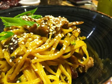 Taze sebzeli lezzetli etli şehriye, biftek ve baharat - soba eriştesi